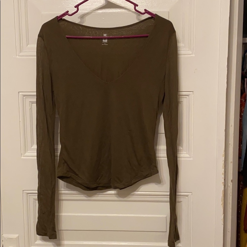 Long sleeve v neck shirt